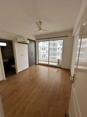 Room in 3.5 BHK Apartment at Bestech Park View Spa Next, Sector 67 – for Rent