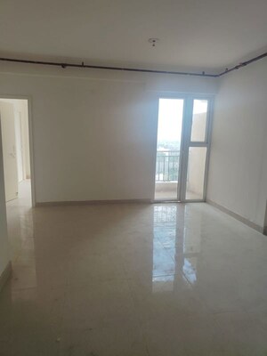 Room in 2 BHK Apartment at Signature Global Prime, Sector 63a – for Rent