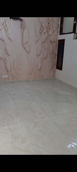 Room in 6 BHK Independent House at Sector 40 – for Rent
