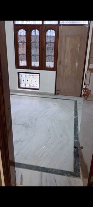 Room in 6 BHK Independent House at Sector 40 – for Rent
