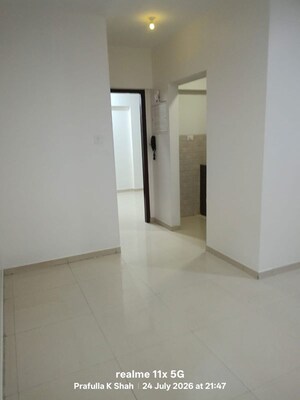 Room in 1 BHK Apartment at Parinee Essence, Kandivali West – for Rent