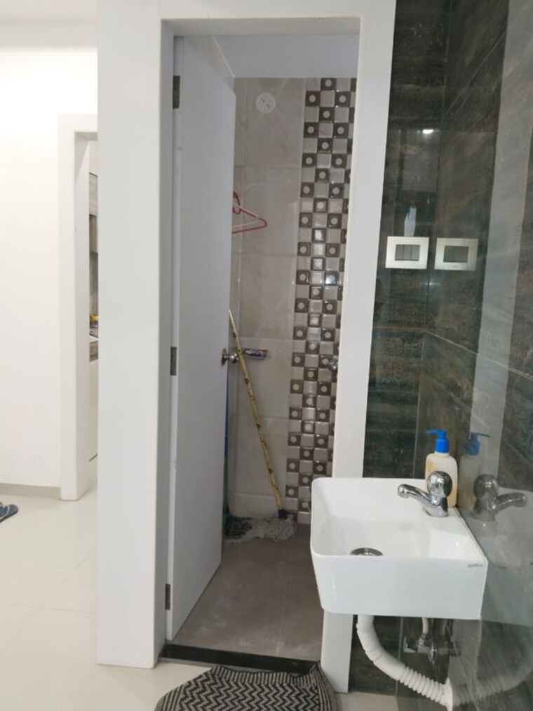 Bathroom, giriraj-platinum-icon 1 Bedroom 745 Sq.Ft. Apartment In Kharghar Navi Mumbai 10683155