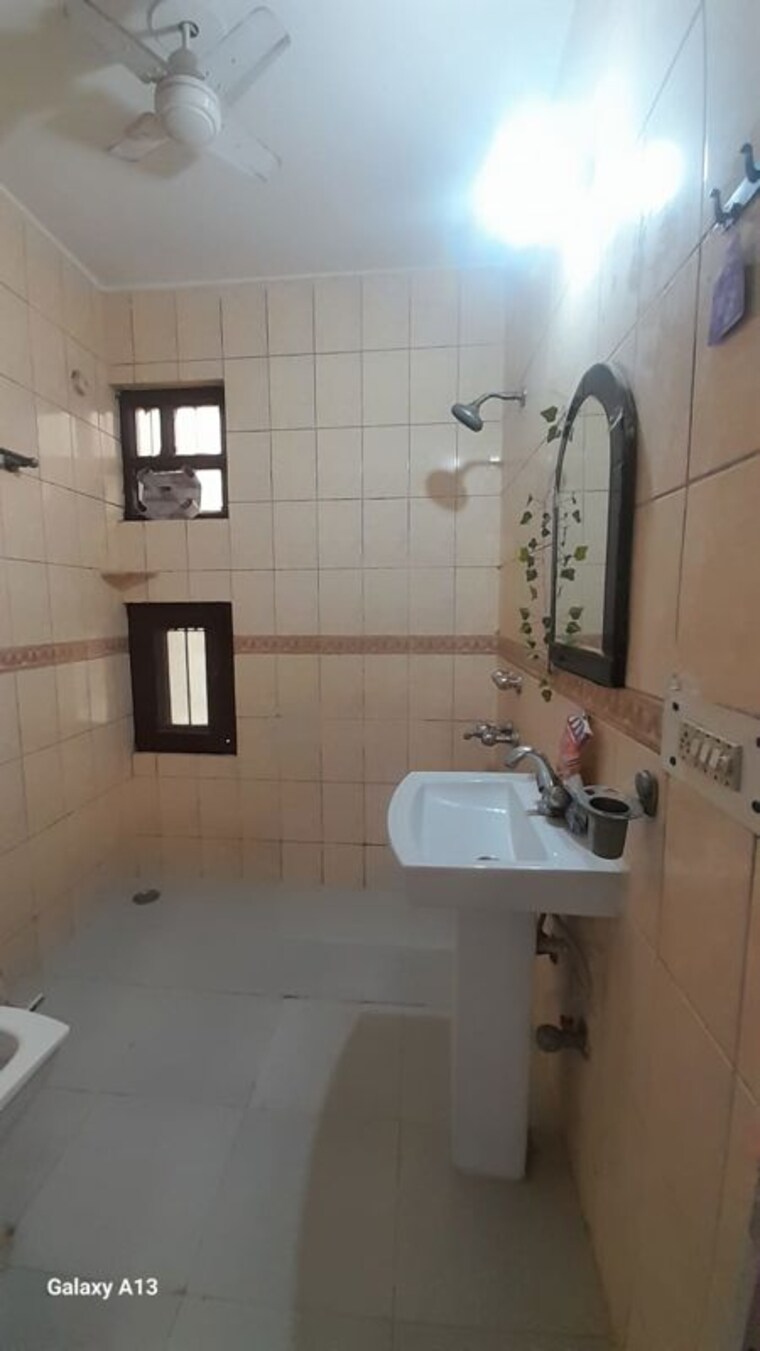 Bathroom, sector 23 3 Bedroom 1800 Sq.Ft. Builder Floor In Sector 23 Gurgaon 10683209