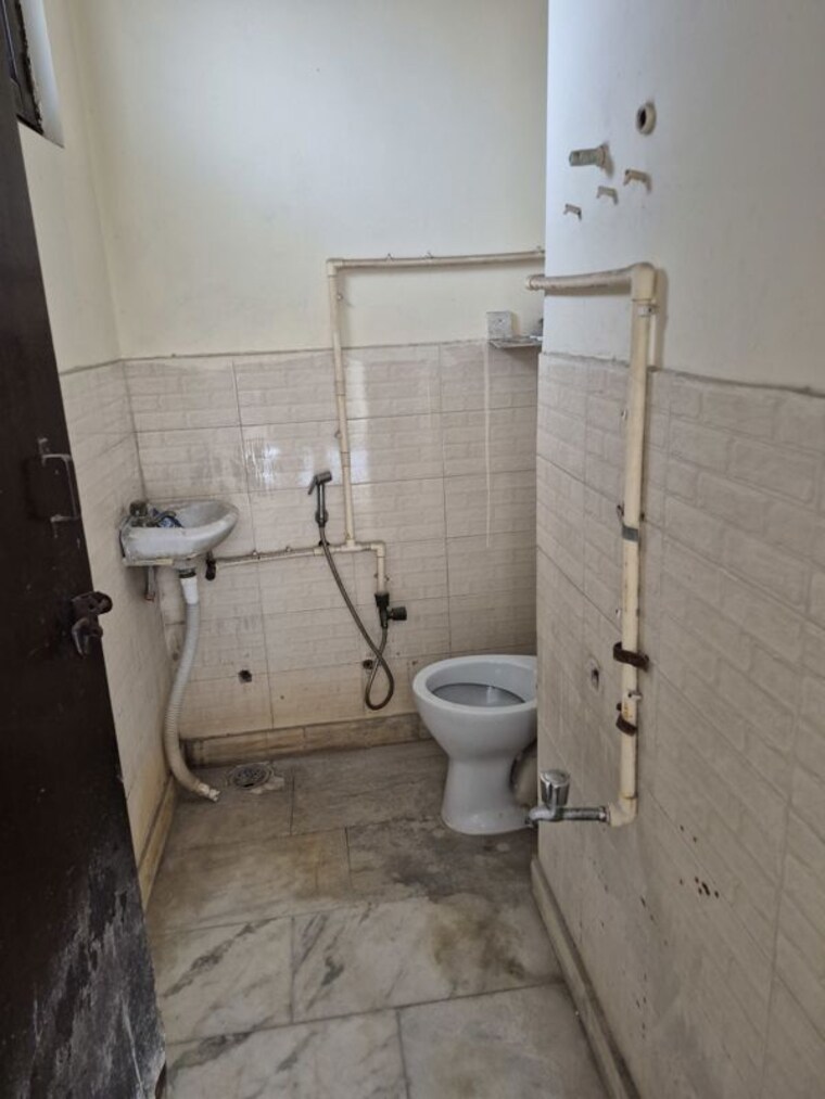 Bathroom, mayur vihar 1 RK 250 Sq.Ft. Builder Floor In Mayur Vihar Delhi 10683328