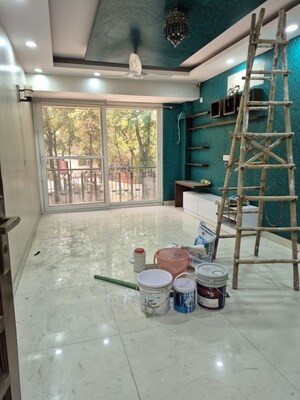 Room in 3.5 BHK Apartment at Mayur Vihar – for Rent