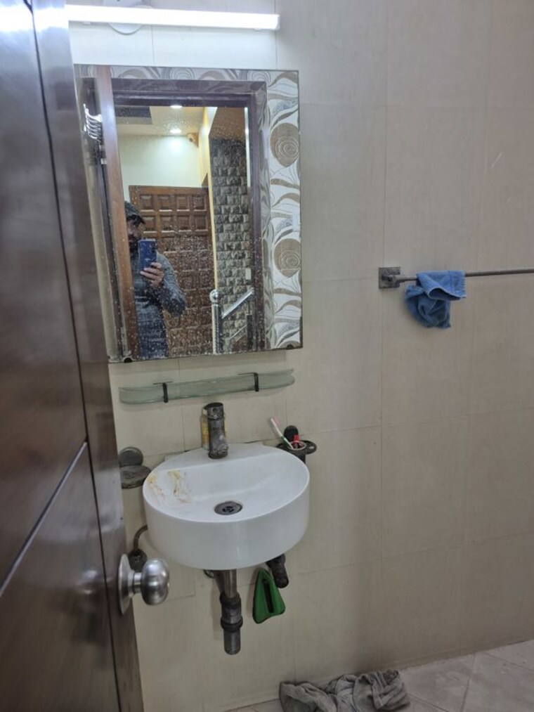 Bathroom, mayur vihar 3.5 Bedroom 1250 Sq.Ft. Apartment In Mayur Vihar Delhi 10683341