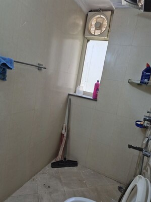 Furnished Amenities in 3.5 BHK Apartment at Mayur Vihar – for Rent