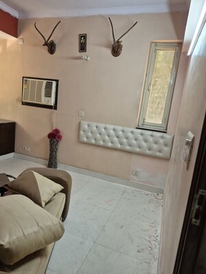 Room in 3.5 BHK Apartment at Mayur Vihar – for Rent