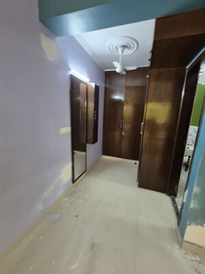 Room in 3.5 BHK Apartment at Mayur Vihar – for Rent