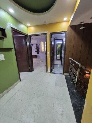 Furnished Amenities in 3.5 BHK Apartment at Mayur Vihar – for Rent