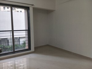 Room in 2 BHK Apartment at Runwal Eirene, Balkum Pada – for Rent