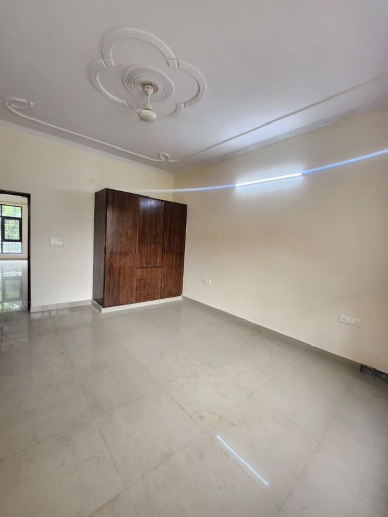Room, green fields colony 3.5 Bedroom 250 Sq.Yd. Builder Floor In Green Fields Colony Faridabad 10683462
