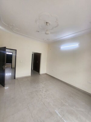Room in 3.5 BHK Builder Floor at Green Fields Colony – for Rent
