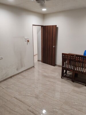 Room in 1 BHK Apartment at Manju Mahal Apartment, Pali Hill – for Rent