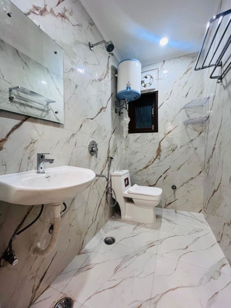 Bathroom, freedom fighters enclave 1 Bedroom 500 Sq.Ft. Apartment In Freedom Fighters Enclave Delhi 10683212