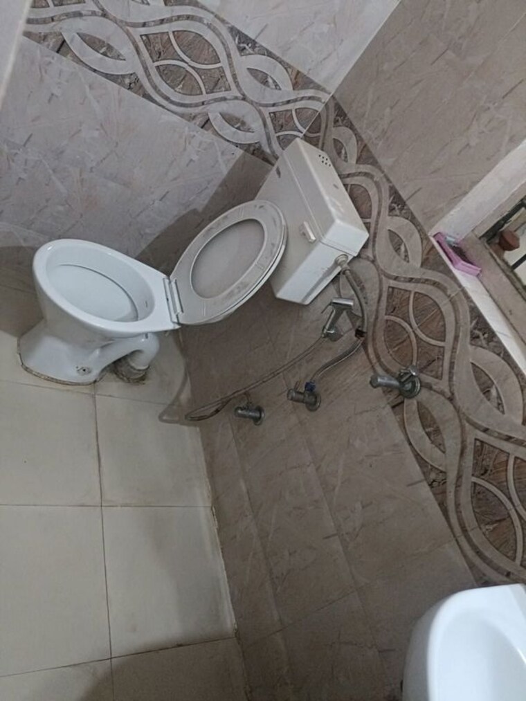 Bathroom, palam vihar 3 Bedroom 1800 Sq.Ft. Builder Floor In Palam Vihar Gurgaon 10683692