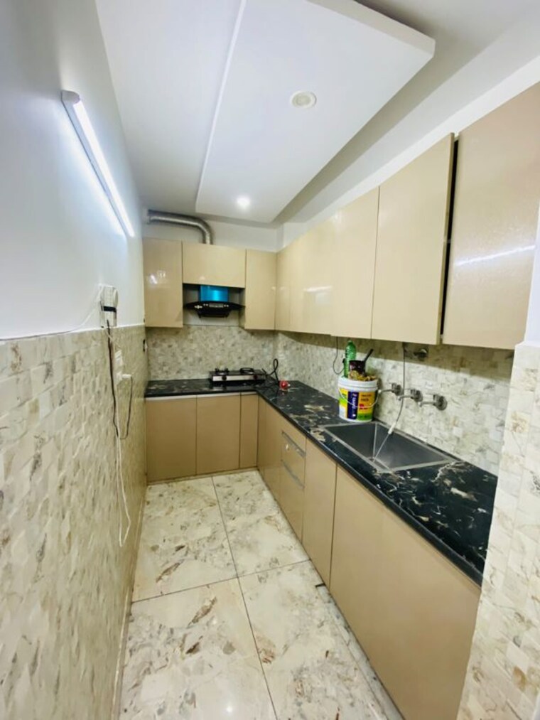Kitchen, dwarka mor 3 Bedroom 100 Sq.Yd. Builder Floor In Dwarka Mor Delhi 10683700