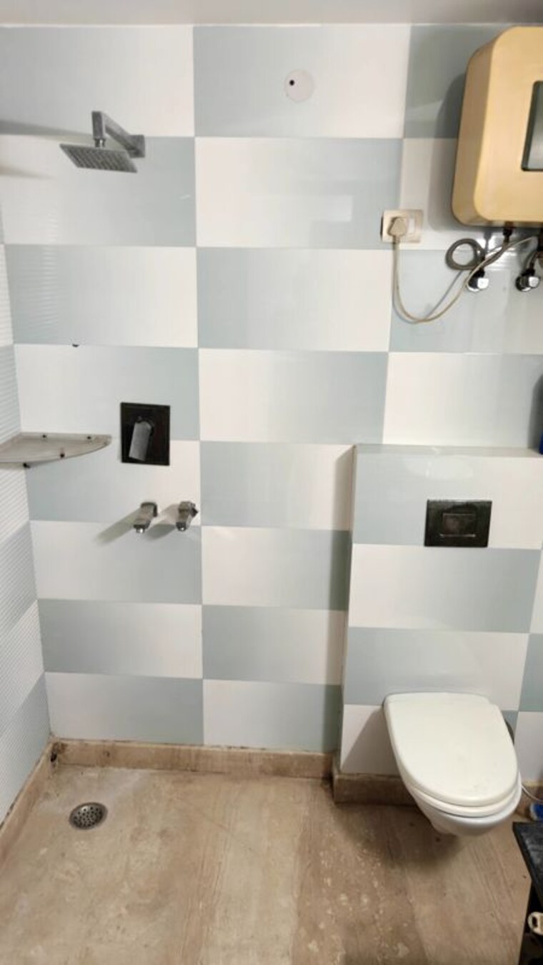 Bathroom, state bank colony 3 Bedroom 1800 Sq.Ft. Builder Floor In State Bank Colony Delhi 10683725