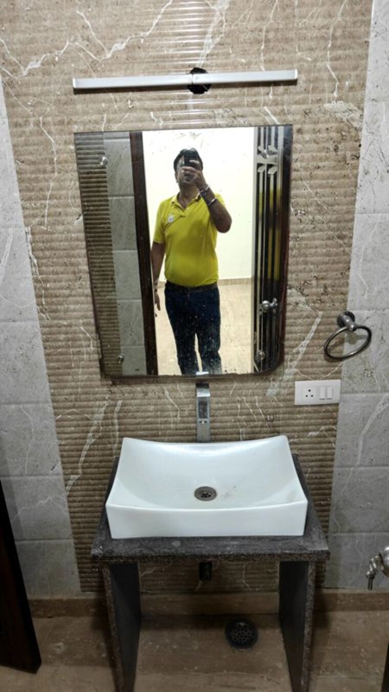 Bathroom, state bank colony 3 Bedroom 1800 Sq.Ft. Builder Floor In State Bank Colony Delhi 10683725
