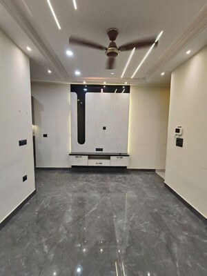 Room in 2 BHK Builder Floor at Dwarka Mor – for Rent