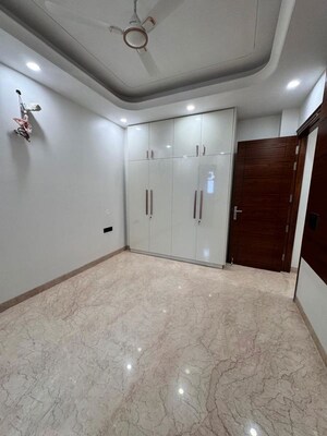 Room in 3 BHK Builder Floor at Palam Vihar – for Rent
