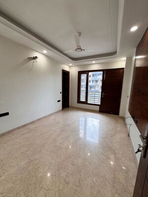 Room in 3 BHK Builder Floor at Palam Vihar – for Rent