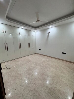 Room in 3 BHK Builder Floor at Palam Vihar – for Rent