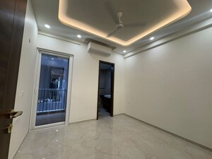 Room in 3 BHK Builder Floor at Smart World Orchard, Sector 61 – for Rent