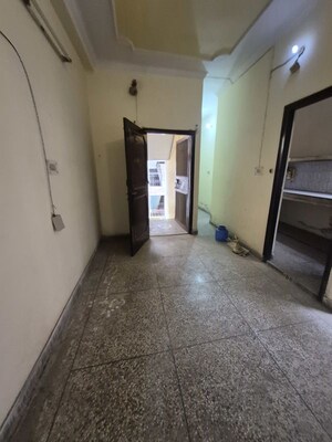Parking in 2.5 BHK Builder Floor at Mayur Vihar – for Rent