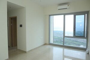 Room in 2 BHK Apartment at Piramal Aranya, Byculla – for Rent
