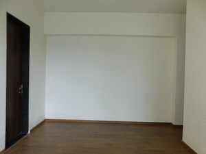 Room in 3 BHK Apartment at Sheth Montana, Mulund West – for Rent