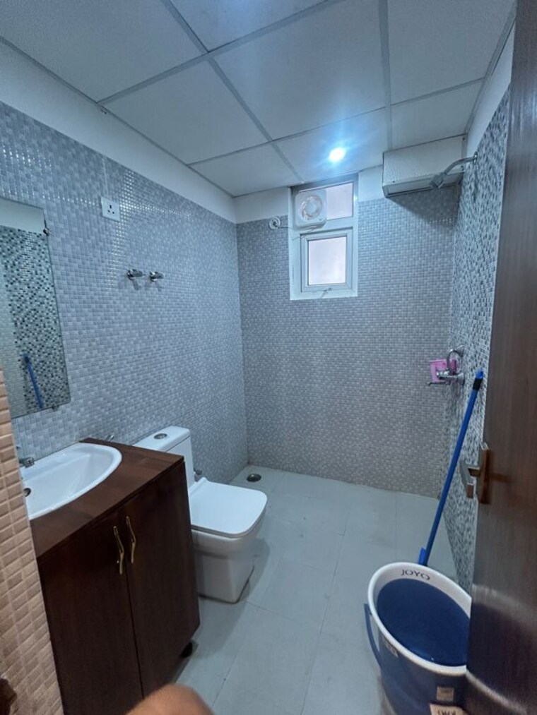 Bathroom, tulsiani-urban-woods 2 Bedroom 1189 Sq.Ft. Apartment In Sushant Golf City Lucknow 10684126