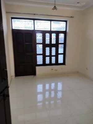 Room in 3 BHK Builder Floor at Sector 9 – for Rent
