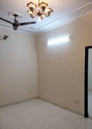 Room in 3 BHK Builder Floor at Sector 9 – for Rent