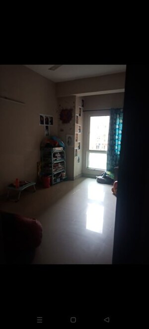 Room in 3.5 BHK Apartment at Mahagun Moderne, Sector 78 – for Rent