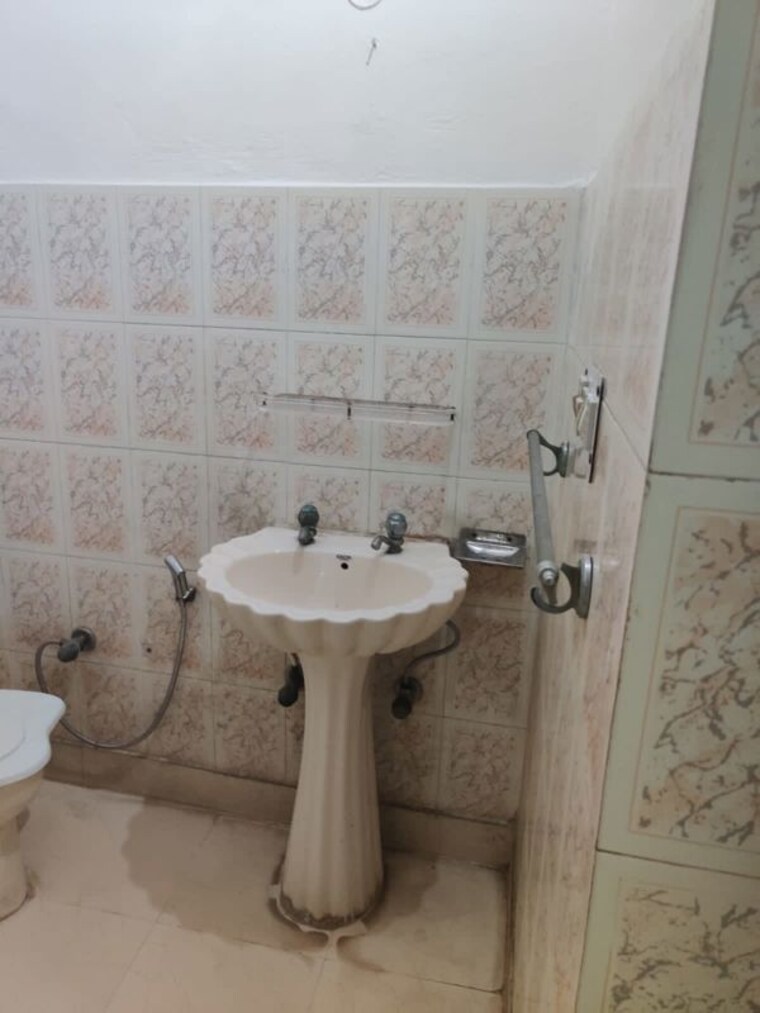 Bathroom, sector 14 2 Bedroom 1025 Sq.Ft. Independent House In Sector 14 Gurgaon 10684270