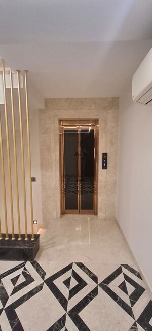 5 BHK Builder Floor – Entrance View at Kailash Colony - for Rent