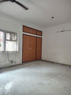 Furnished Amenities in 3.5 BHK Villa at Sector 55 – for Rent