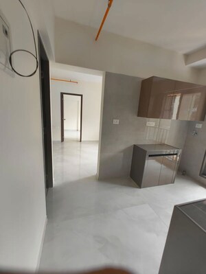 Room in 2 BHK Apartment at Oberoi Realty Splendor, Andheri East – for Rent