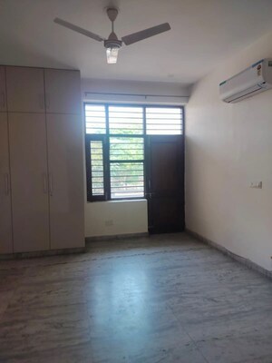 Room in 3 BHK Builder Floor at Sector 43 – for Rent