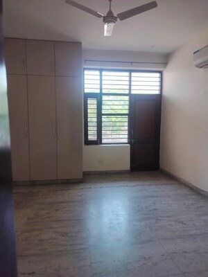 Room in 3 BHK Builder Floor at Sector 43 – for Rent