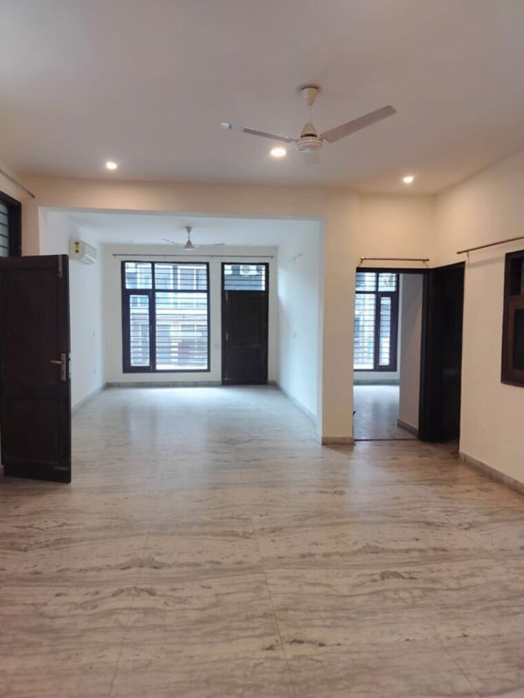 Hall, sector 43 3 Bedroom 1800 Sq.Ft. Builder Floor In Sector 43 Gurgaon 10684420