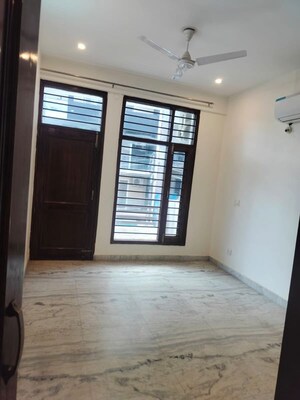 Room in 3 BHK Builder Floor at Sector 43 – for Rent
