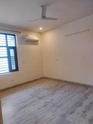 Room in 3 BHK Builder Floor at Sector 43 – for Rent