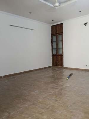 Room in 2 BHK Builder Floor at Nehru Enclave – for Rent