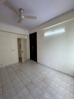 Room in 3 BHK Apartment at Ansal Valley View Estate, Gwal Pahari – for Rent