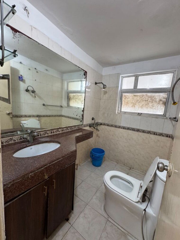 Bathroom, ansal-valley-view-estate 3 Bedroom 1300 Sq.Ft. Apartment In Gwal Pahari Gurgaon 10684441