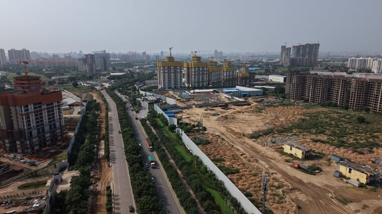 Swimming Pool, dlf-privana-south 4 Bedroom 3577 Sq.Ft. Apartment In Sector 76 Gurgaon 10684491