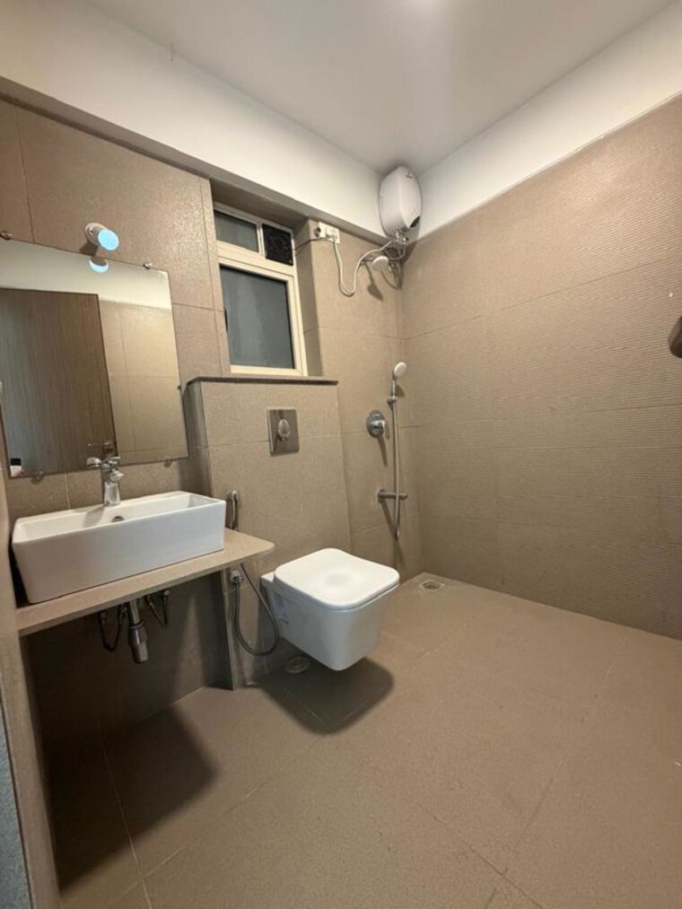 Attached Bathroom, juhu 3 Bedroom 1150 Sq.Ft. Apartment In Juhu Mumbai 10684502