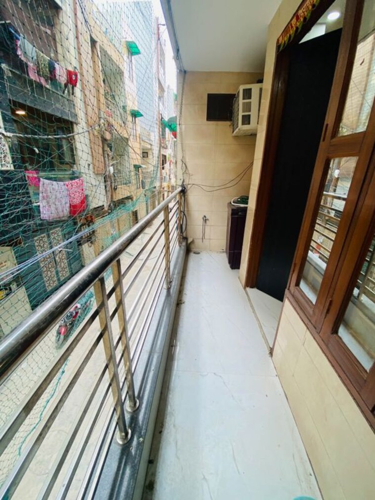 Balcony, dwarka mor 4 Bedroom 110 Sq.Yd. Builder Floor In Dwarka Mor Delhi 10684543